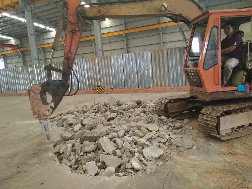 Ưu điểm của dịch vụ đục phá bê tông bằng xe cơ giới Có thể bạn chưa biết nhưng hiện nay có khá nhiều phương pháp để đục phá bê tông tuy nhiên đục phá bằng xe cơ giới vẫn được ưa chuộng hơn cả. Để cung cấp dịch vụ này, đơn vị chúng tôi phải chuẩn bị một nguồn vồn lớn, về cơ bản thì tính linh động còn kém nhưng hiệu quả công việc thì cực kỳ tốt. Trong quá trình cung cấp dịch vụ, chúng tôi cũng đã áp dụng nhiều biện pháp để dịch vụ có tính linh động hơn. Dịch vụ đục phá bê tông bằng xe cơ giới của chúng tôi có nhiều ưu điểm. 